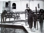 Le Porte Contarine negli anni '30 , mentre vengono aperte dagli addetti per il passaggio di una imbarcazione.Paolo Giuriati (Luciana Rampazzo)